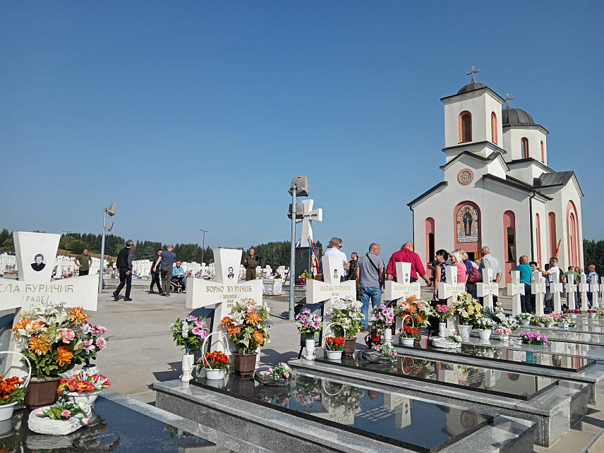 СОКОЛАЦ, 8. СЕПTЕМБРА /СРНА/ - На Српском војничком спомен-гробљу Нови Зејтинлик на Сокоцу данас је, након литургије у Цркви Свете Петке, служен парастос за погинуле и преминуле припаднике Tреће сарајевске пјешадијске бригаде Војске Републике Српске /ВРС/ и положени вијенци поводом Дана ове јединице из чијих редова су животе за Српску дала 484 бораца.