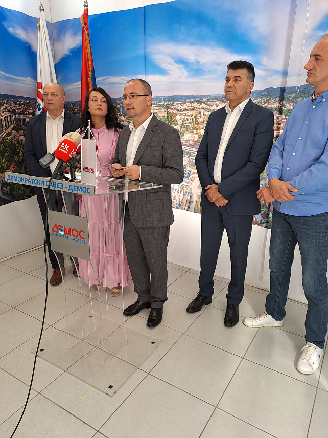 БАЊАЛУКА, 8. СЕПТЕМБРА /СРНА/ - Носилац одборничке листе ДЕМОС-а за Скупштину града Бањалука Боран Босанчић са сарадницима на конференцији за новинаре данас у Бањалуци.