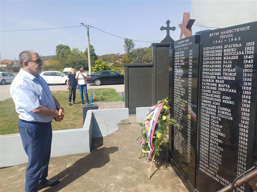 ДЕРВЕНТА, 8. СЕПТЕМБРА /СРНА/ - Испред спомен-обиљежја борцима НОР-а у дервентском насељу Луг данас је обиљежен Дан првог покушаја ослобођења Дервенте у Другом свјетском рату.	