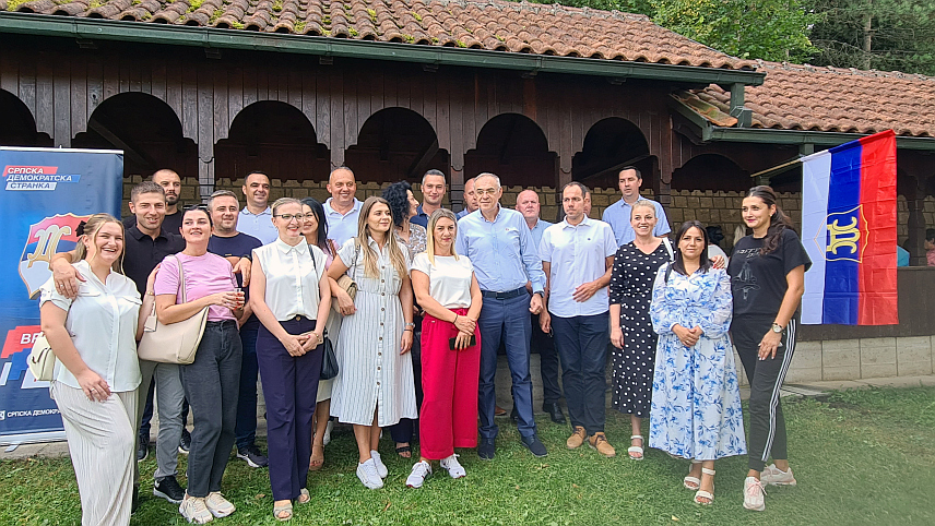 ТЕСЛИЋ, 8. СЕПТЕМБРА /СРНА/ - Предсједник СДС-а, који је и кандидат СДС-а за начелника Теслића Милан Миличевић данас на традиционалном дружењу теслићког Актива жена СДС-а код Манастира Липље.	