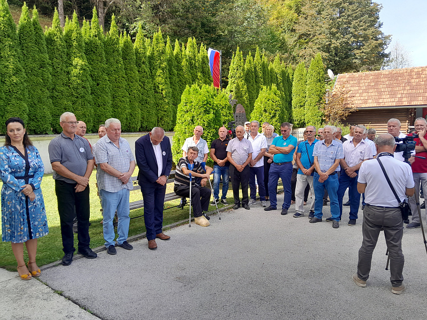 ЈЕЗЕРО, 8. СЕПТЕМБРА /СРНА/ - У општини Језеро данас је обиљежен Дан 30. пјешадијске дивизије Војске Републике Српске, а за 1.150 погинулих бораца ове дивизије служен је парастос и прислужене су свијеће.