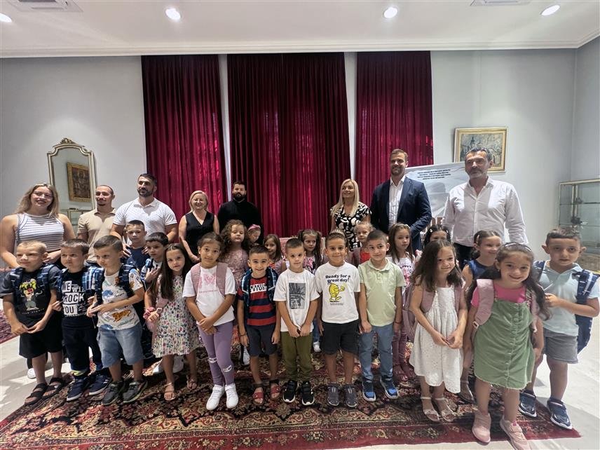 МОСTАР, 8. СЕПTЕМБРА /СРНА/ - Првачићи који ће похађати православну вјеронауку у Мостару данас су добили руксаке и школски прибор, те су имали шансу да се упознају и друже у Владичанском двору у Мостару.	