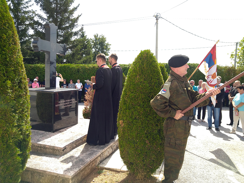 ИСТОЧНИ СТАРИ ГРАД, 8. СЕПТЕМБРА /СРНА/ - Полагањем вијенаца на спомен-обиљежје борцима Одбрамбено-отаџбинског рата на Хреши у Источном Старом Граду, те служењем парастоса за све погинуле и умрле борце Треће сарајевске пјешадијске бригаде Војске Републике Српске у Цркви Светог Пантелејмона на Вучијој Луци, обиљежен је Дан ове јединице.	