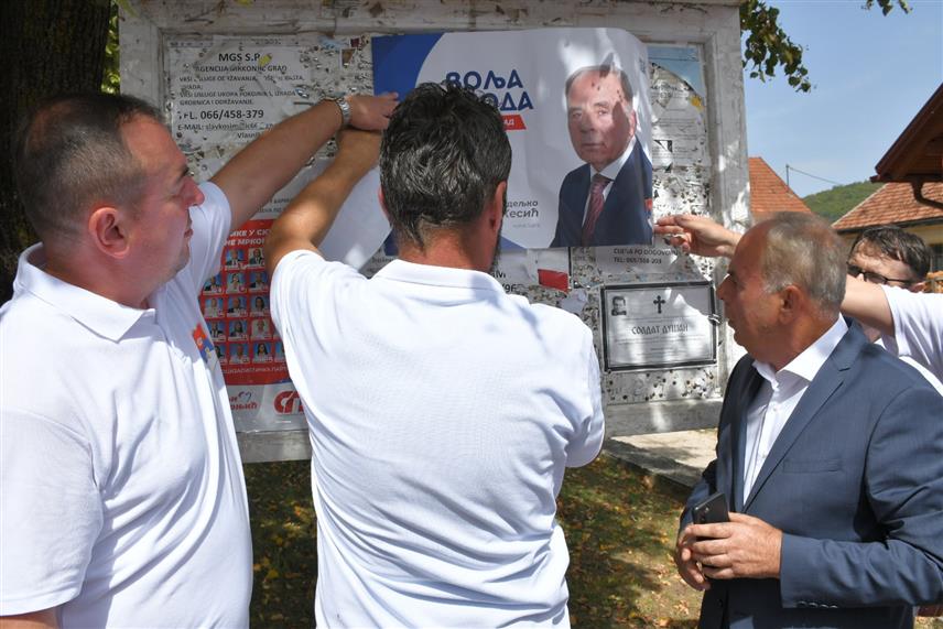 МРКОЊИЋ ГРАД, 8. СЕПТЕМБРА /СРНА/ - Чланови СДС-а Мркоњић Град данас су у овој општини уприличили лијепљење предизборног плаката и представили кандидатску листу на локалним изборима.