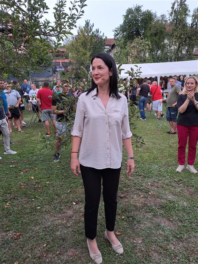 БАЊАЛУКА, 8. СЕПТЕМБРА /СРНА/ - Кандидат Народног фронта за градоначелника Бањалуке Јелена Тривић данас током предизборног скупа у бањалучкој Мјесној заједници Лауш.	