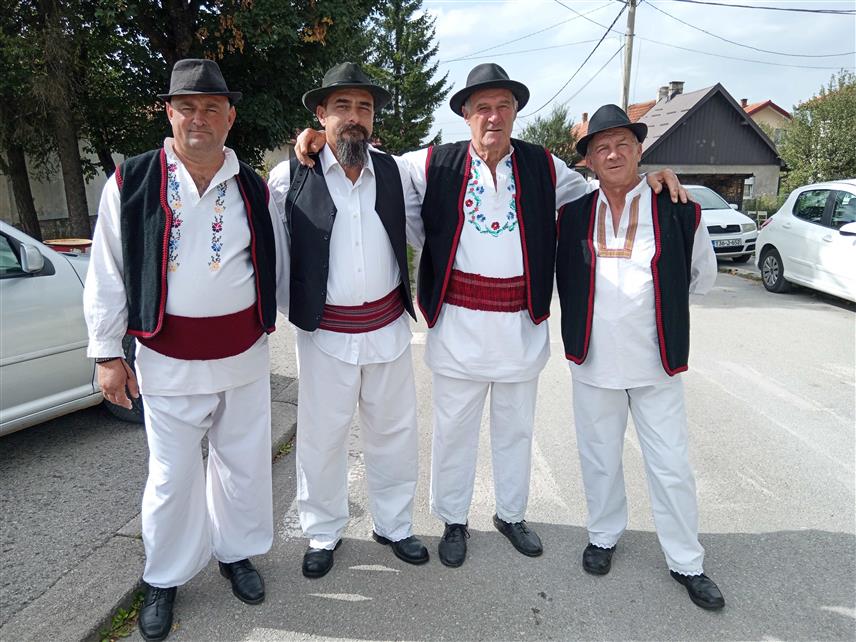 СОКОЛАЦ, 8. СЕПTЕМБРА /СРНА/ - Други сабор старог српског изворног пјевања "Романијо, док ти име траје, чуваћемо твоје обичаје" окупио је данас у порти Цркве Светог пророка Илије на Сокоцу око 300 учесника из 40 пјевачких друштава из Српске, Србије и Црне Горе.