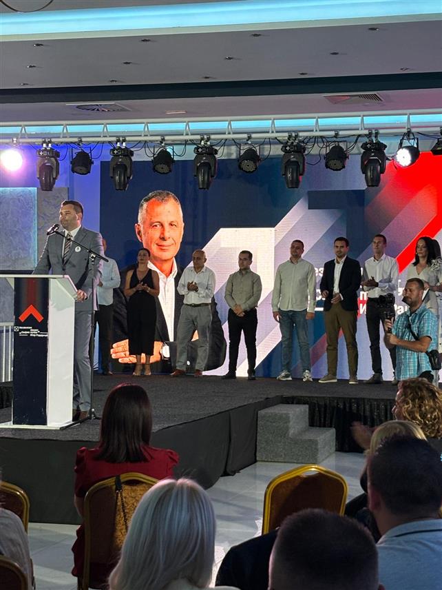 БАЊАЛУКА, 8. СЕПТЕМБРА /СРНА/ - Носилац одборничке листе Независног покрета "Својим путем" за Скупштину града Бањалука Игор Радојичић на централном предизборном скупу те партије у Бањалуци.