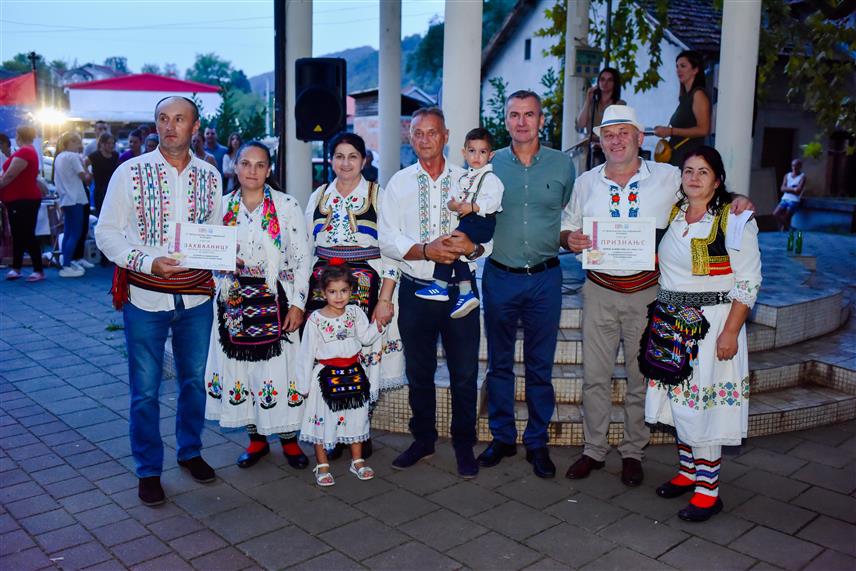 КОТОР ВАРОШ, 9. СЕПТЕМБРА /СРНА/ - У Котор Варошу је одржана гастро-манифестација "Вече домаће кухиње" и презентација ручних радова и домаћих производа, која је окупила 17 излагача у такмичарском дијелу.