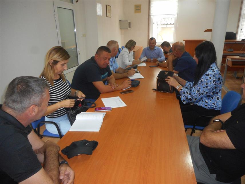 СРЕБРЕНИЦА, 9. СЕПТЕМБРА /СРНА/ - Потребно је хитно упутити већи број људи на гашење пожара и тражити од сусједних општина напртњаче за воду да би се спријечило ширење пожара на куће у селу Лука на подручју Националног парка "Дрина" у општини Сребреница, закључено је данас на састанку Штаба за заштиту и спасавање ове општине.