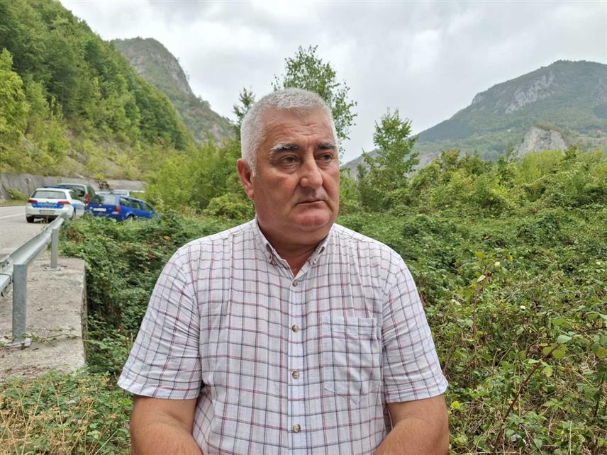 РУДО, 9. СЕПТЕМБРА /СРНА/ - Шумски пожар на подручју општине Рудо који је захватио 10 квадратних километара тренутно гаси између 150 и 200 људи који покушавају да спријече ширење ватре према кућама, рекао је Срни начелник ове општине Драгољуб Богдановић.