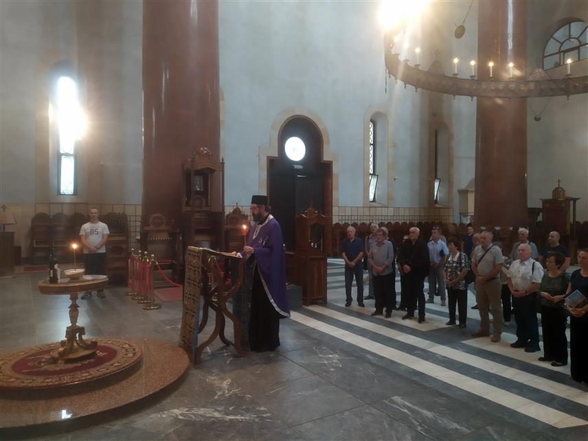 БЕОГРАД, 9. СЕПТЕМБРА /СРНА/ - У Цркви Светог Марка у Београду данас је служен парастос и прислужене свијеће за 88 Срба које су пред очима Унпрофора масакрирали хрватски војници на данашњи дан прије 31 годину на подручју села Дивосело, Читлук и Почитељ у акцији "Медачки џеп".