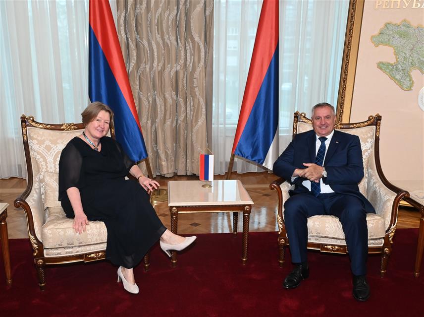 БАЊАЛУКА, 9. СЕПТЕМБРА /СРНА/ - Премијер Републике Српске Радован Вишковић упознао је данас амбасадора Чешке у БиХ Јану Лолић Шинделкову о мјерама које је Влада Српске креирала за побољшање пословног амбијента, укључујући подстицаје за домаће и стране инвеститоре.