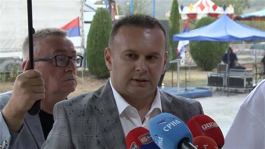 ИСТОЧНО САРАЈЕВО, 9. СЕПТЕМБРА /СРНА/ - Градоначелник Источног Сарајева Љубиша Ћосић изјава за новинаре.