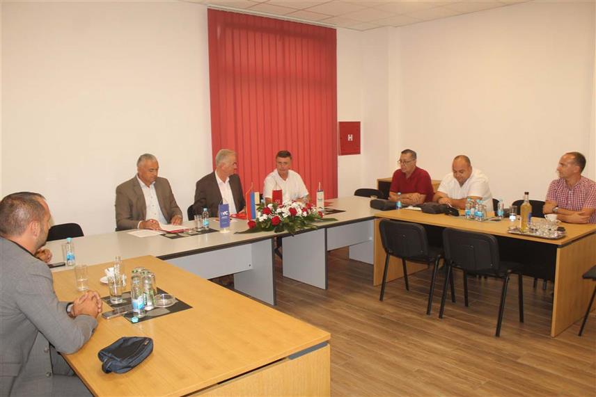 СРБАЦ, 9. СЕПТЕМБРА /СРНА/ - Србачки одбори СНСД-а, Уједињене Српске /УС/ и коалиције "Србац-наш град" /НДП, СПС и Демос/ потписали су данас коалициони споразум којим, како су навели, дају апсолутну подршку кандидату СНДС-а за начелника општине Србац Млађану Драгосављевићу.