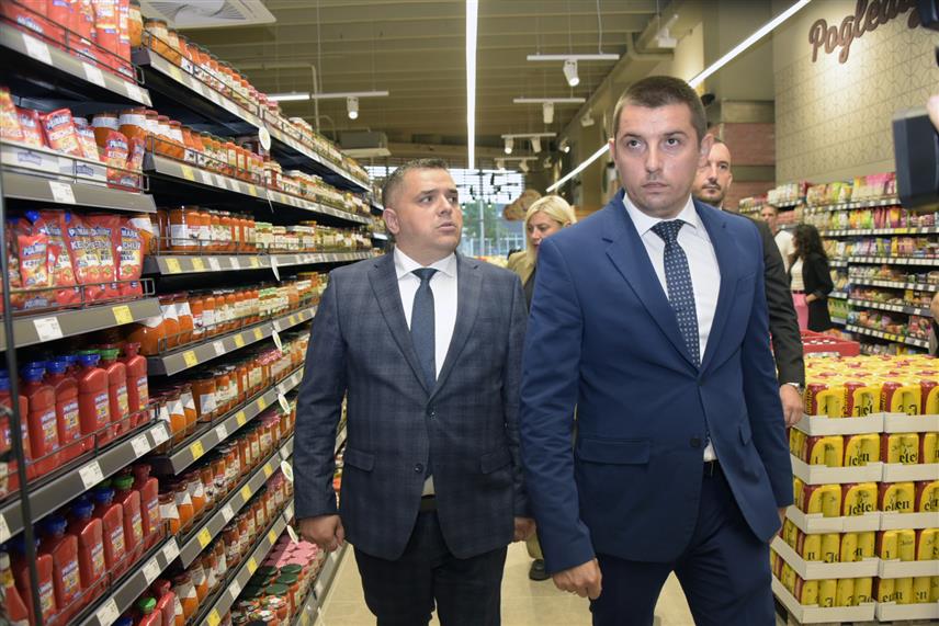 ЛАКТАШИ, 9. СЕПТЕМБРА /СРНА/ -Министар трговине и туризма Републике Српске Денис Шулић изјавио је да сви привредни показатељи, посебно у протекле четири године, говоре да привредни раст и извоз Лакташа расте из године у годину, те изразио подршку наставку развоја туризма те локалне заједнице.	
