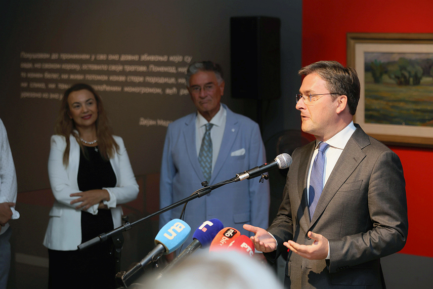 БЕОГРАД, 9. СЕПТЕМБРА /СРНА/ - Изложба "Ефемерис – Легат Дејана Медаковића", посвећена великану српске науке и културе и некадашњем предсједнику Српске академије наука и уметности /САНУ/, отворена је данас у Салону Музеја града Београда.