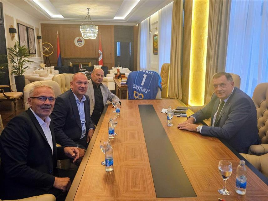 БАЊАЛУКА, 9. СЕПТЕМБРА /СРНА/ - Предсједник Републике Српске Милорад Додик истакао је данас да Фудбалски клуб "Жељезничар" из Бањалуке, који ове године обиљежава 100 година постојања, заслужује да буду обезбијеђена одређена средства за модернизацију стадиона и развој омладинске школе тог клуба.