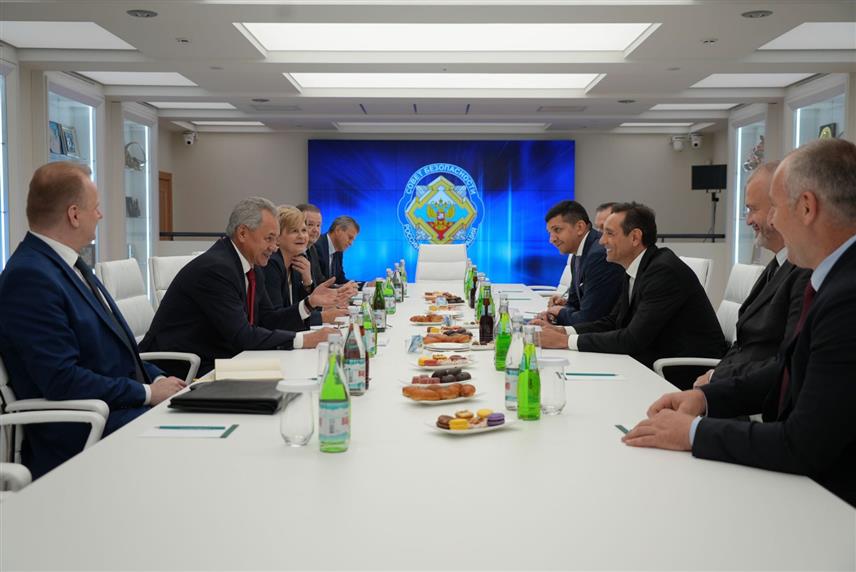 БЕОГРАД, 9. СЕПТЕМБРА /СРНА/ - Потпредсједник Владе Републике Србије Александар Вулин састао се данас у Москви са секретаром Савјета безбједности Руске Федерације Сергејом Шојгуом.