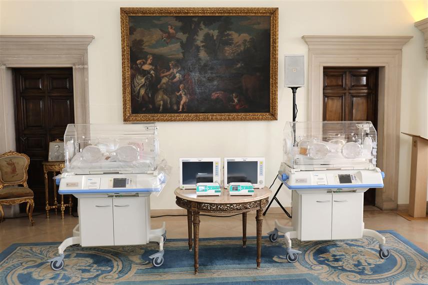 БЕОГРАД, 9. СЕПТЕМБРА /СРНА/ - Принц Александар и принцеза Катарина Карађорђевић уручили су данас медицинску опрему болницама у Алексинцу и Врању, која је обезбијеђена захваљујући донацијама Хуманитарне организације "Лајфлајн" из Лондона.