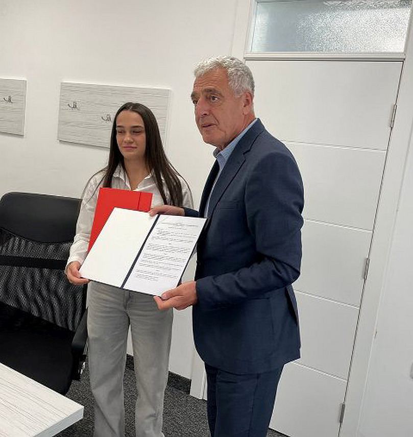 БРАТУНАЦ, 9. СЕПТЕМБРА /СРНА/ - Начелник општине Братунац Лазар Продановић потписао је уговор са олимпијком Саром Ћирковић на основу којег ће овој боксерки општина уплатити новац за куповину двособног стана.