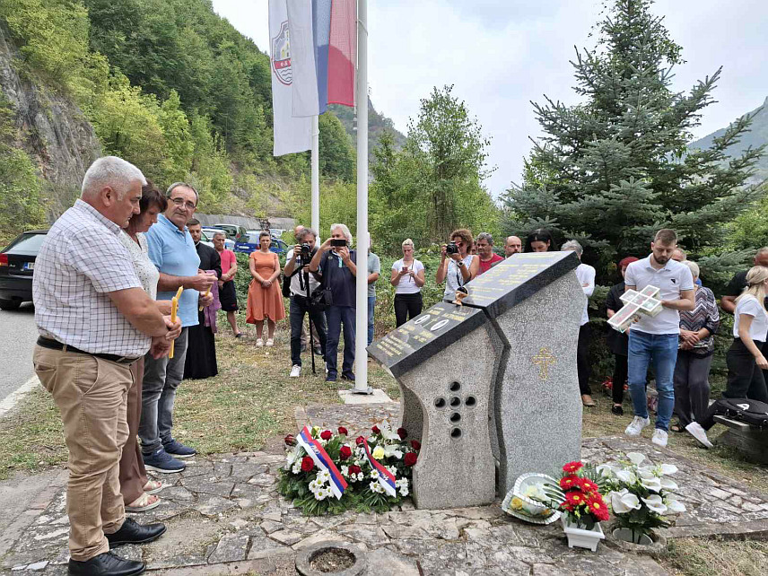 ВИШЕГРАД, 9. СЕПТЕМБРА /СРНА/ - Код спомен-обиљежја у мјесту Бродари, на граници између Вишеграда и Рудог, данас су обиљежене 32 године од страдања осам бораца Војске Републике Српске /ВРС/ и двије медицинске раднице у тунелу у Одбрамбено-отаџбинском рату.