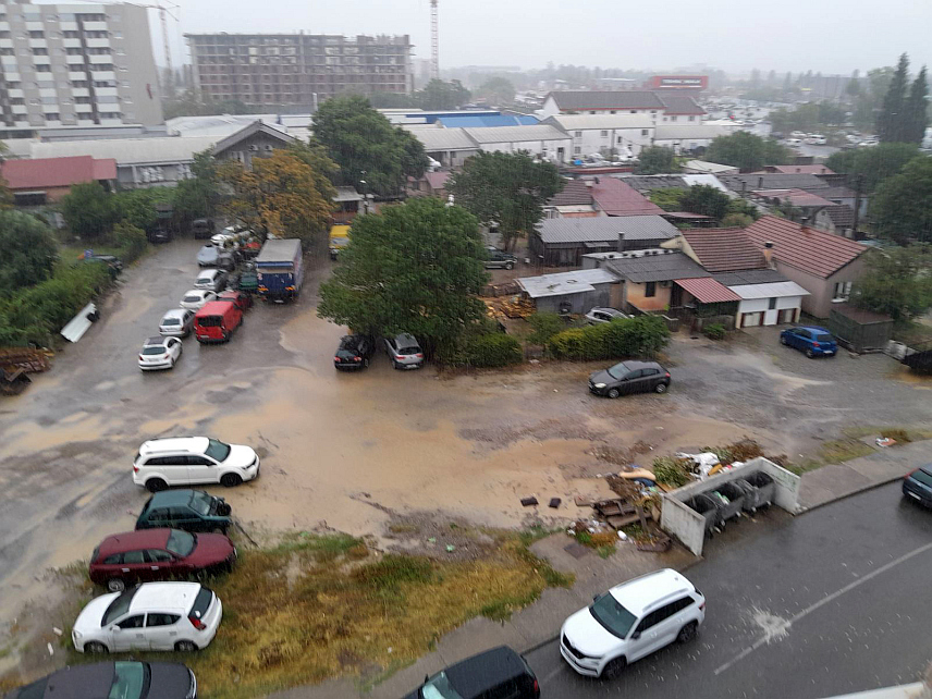 ПОДГОРИЦА, 9. СЕПТЕМБРА /СРНА/ - Снажно невријеме праћено обилном кишом, вјетром и грмљавином захватило је данас Црну Гору, улице у Тивту су поплављене, а у Котору се саобраћај одвија отежано.