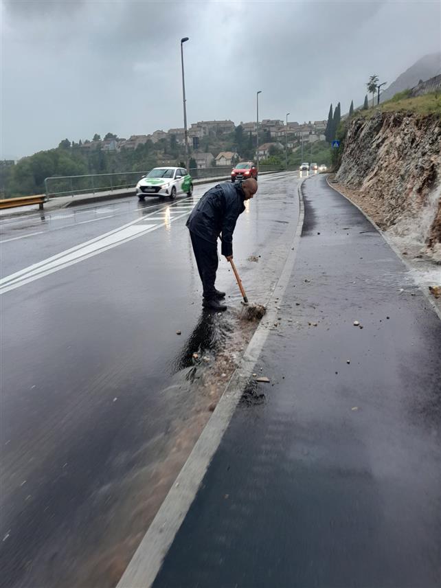 ТРЕБИЊЕ 9. СЕПТЕМБРА /СРНА/ - Обилне падавине и невријеме данас је захватило Требиње, вода је ушла у неколико подрума, а одвијање саобраћаја је отежано.