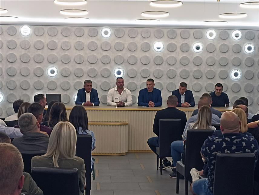 ИСТОЧНО САРАЈЕВО, 9. СЕПТЕМБРА /СРНА/ - Предсједник ДНС-а Ненад Нешић на предизборној трибини у Источном Сарајеву гдје је представио носиоце листе ДНС-а за Источну Илиџу Жељка Лубуру и Источно Ново Сарајево Предрага Нешића.