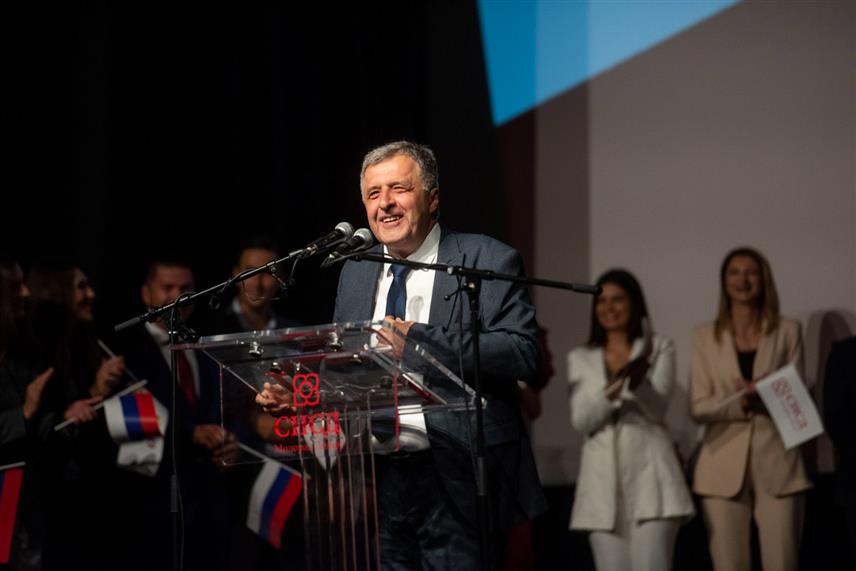 БИЈЕЉИНА, 9. СЕПТЕМБРА /СРНА/ - Кандидат СНСД-а за градоначелника Бијељине Микајло Лазић изјавио је вечерас да се осјећа као кандидат народа Семберије након што је дочекан овацијама у препуном Центру за културу.