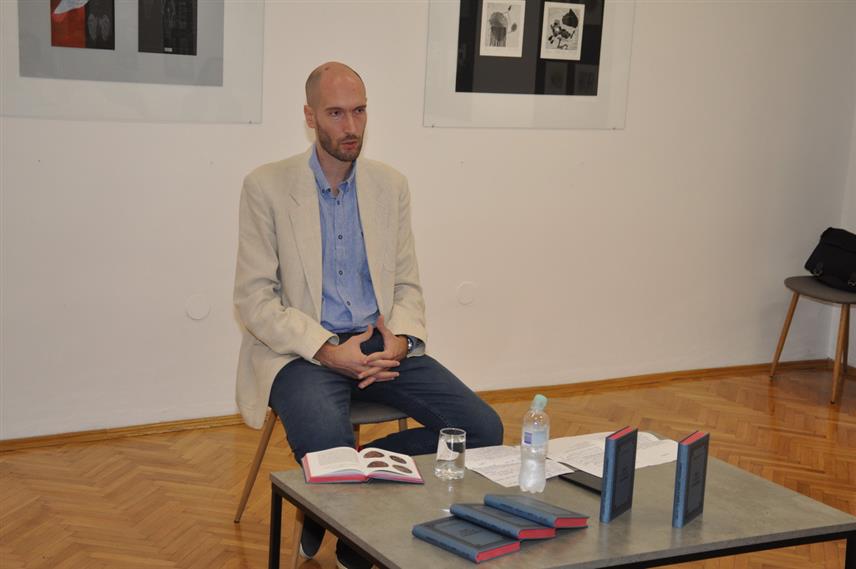 ПРИЈЕДОР, 9. СЕПТЕМБРА /СРНА/ - У Приједору је вечерас промовисана књига о српском академском вајару Сретену Стојановићу, која обухвате његове фазе и начине стваралаштва, почевши од рељефа, првих скулптура, портретних бисти, па све до монументалних споменика након Другог свјетског рата.