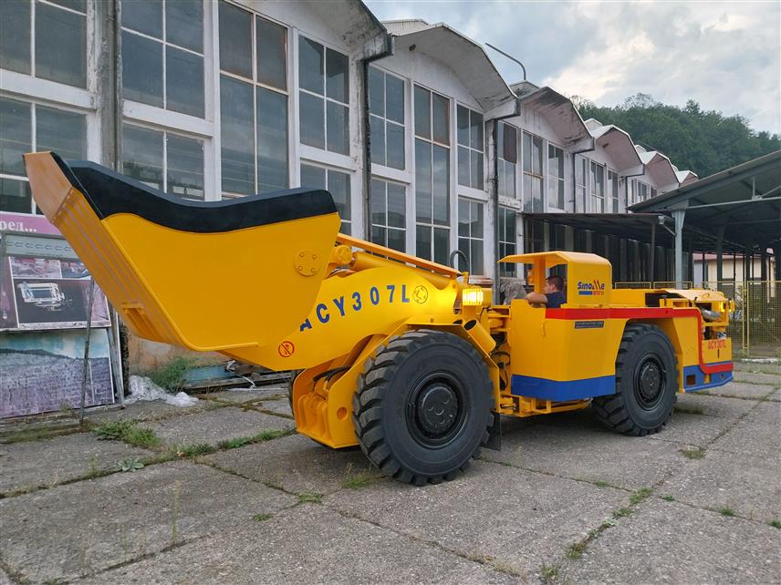 МИЛИЋИ, 9. СЕПТЕМБРА /СРНА/ - Компанија "Боксит" из Милића улаже 2,7 милиона КМ у набавку машина за јамску експлоатацију, у оквиру програма осавремењавања и модернизације механизације потребне за јамску експлоатацију руде боксит, саопштено је данас из ове компаније.