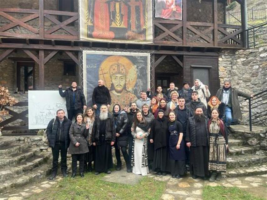 ШАМАЦ, 10. ЈАНУРА /СРНА/ - Чланови Клуба историчара "Посавина" из Шамца уручили су корисницима на Косову и Метохији око 900 евра, које су прикупили током хуманитарне акције.