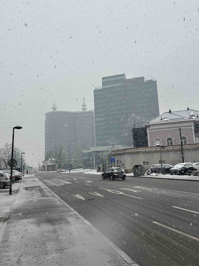 БАЊАЛУКА, 10. ЈАНУАРА /СРНА/ - Због сњежних падавина надлежне службе у Бањалуци прате стање и дјелују у складу са потребама на терену, речено је Срни у Градској управи.