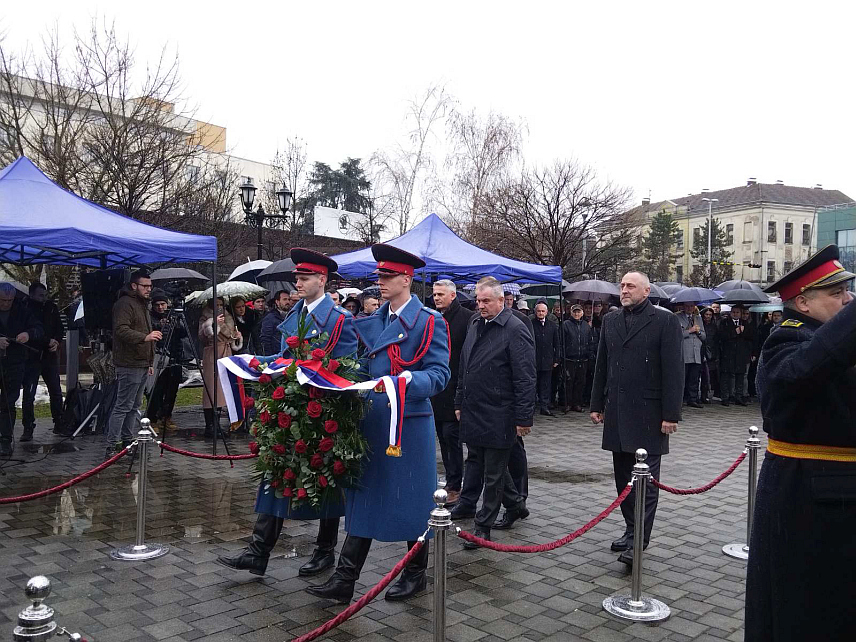 БРЧКО, 10. ЈАНУАРА /СРНА/ - Предсједник Владе Републике Српске Радован Вишковић, предсједник Одбора Владе Српске за његовање традиције ослободилачких ратова Данијел Егић, изасланик предсједника Републике Српске Никола Шобот и градоначелник Брчког Синиша Милић, положили су вијенац код Споменика српским браниоцима Брчког поводом 9. јануара, Дана Републике Српске.