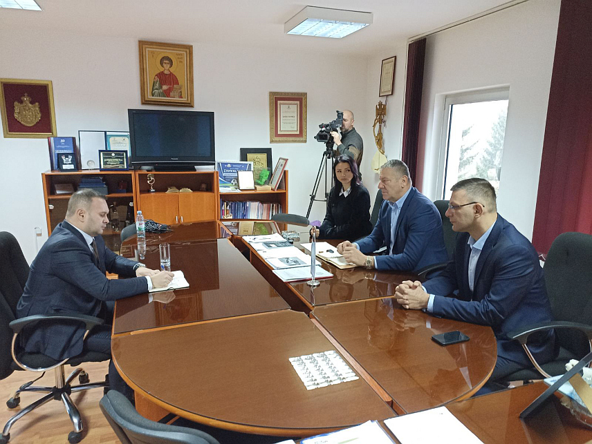 ИСТОЧНИ СТАРИ ГРАД, 10. ЈАНУАРА /СРНА/ - Градоначелник Источног Сарајева Љубиша Ћосић и начелник Источног Старог Града Бојо Гашановић данас су разговарали о даљем инфраструктурном развоју, као и завршетку започетих и новим пројектима на подручју ове општине, укључујући и Парк природе "Требевић".
