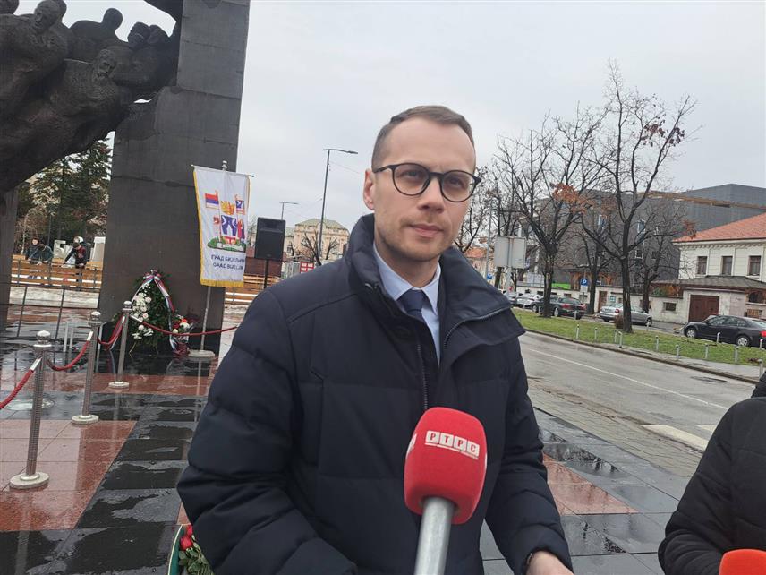 БИЈЕЉИНА, 10. ЈАНУАРА /СРНА/ - Представници Градског одбора СНСД-а Бијељина данас су, поводом Дана Републике Српске, положили вијенце и цвијеће на централни споменик борцима погинулим у Одбрамбено-отаџбинском рату,предсједник Градског одбора СНСД-а Бијељина Бојан Савић.