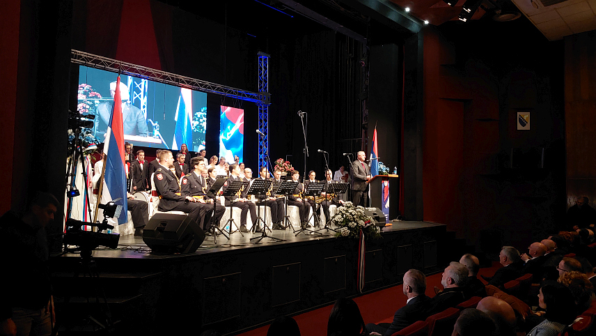 БРЧКО, 10. ЈАНУАРА /СРНА/ - Свечана академија у Дому културе у Брчком поводом обиљежавања Дана Републике Српске, 9. јануара.