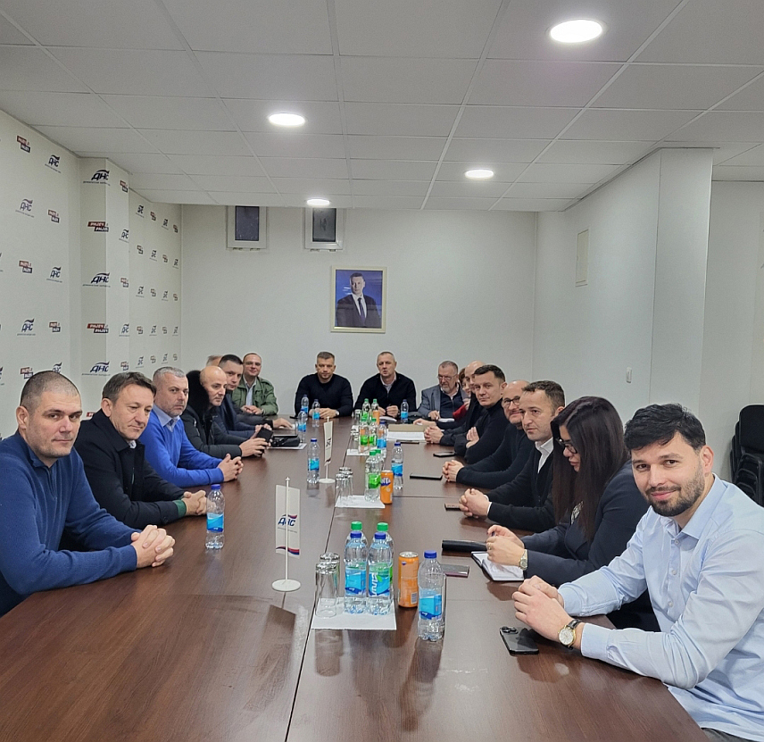 БАЊАЛУКА, 10. ЈАНУАРА /СРНА/ - Предсједништво ДНС-а пружило је апсолутну подршку предсједнику странке Ненаду Нешићу у борби да докаже невиност у политички монтираном процесу који се против њега води.	