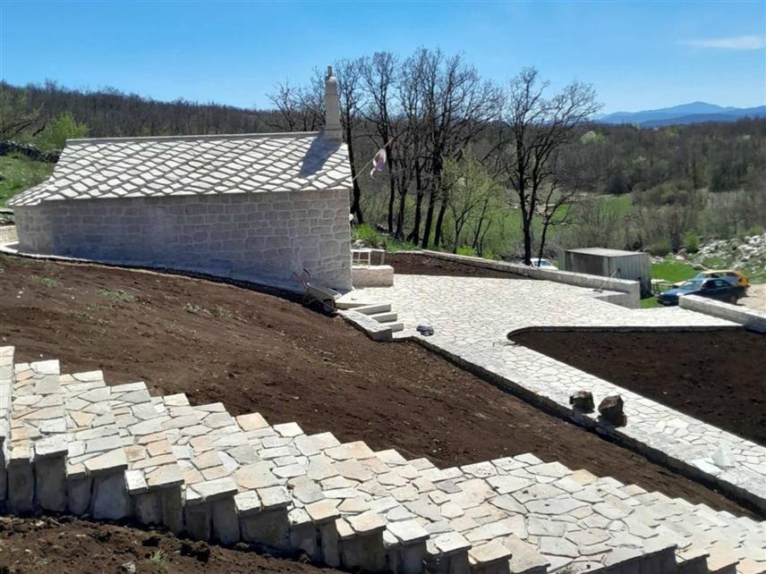 БИЛЕЋА, 10. ЈАНУАРА /СРНА/ - Код храма Светог архангела Михаила у Tрновом Долу код Билеће, у којем се према предању причестила војска војводе Влатка Вуковића пред одлазак на Косовски бој, у плану је да током ове године буде саграђен конак.