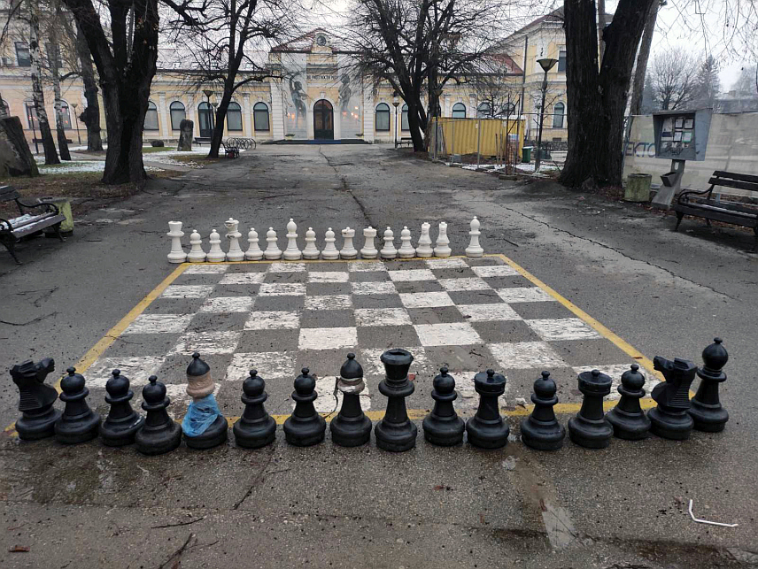 БАЊАЛУКА, 11. ЈАНУАРА /СРНА/ - Шахисти аматери из Бањалуке, углавном пензионери, који са колегама и разним посјетиоцима из земље и иностранства пасионирано играју шах на отвореном код Музеја савремене умјетности, траже од Градске управе да им набави нове шаховске фигуре и офарба шаховске табле