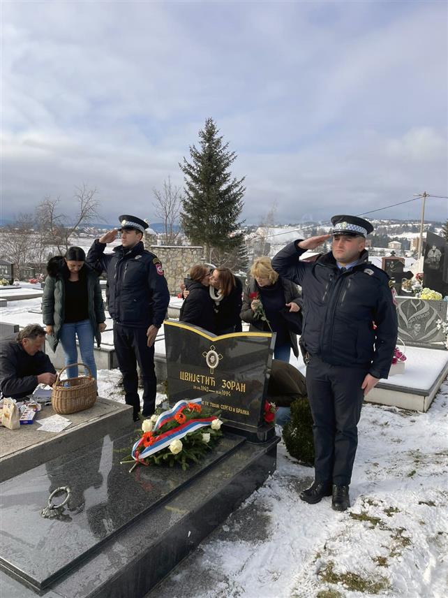 СОКОЛАЦ, 11. ЈАНУАРА /СРНА/ - Припадници Полицијске станице Соколац данас су на градском гробљу Градац одали почаст и положили вијенац на споменик Зорану Цвијетићу, првом министру унутрашњих послова САО Романије, који је био и начелник Сарајевско-романијско-бирчанског Центра служби безбједности, поводом обиљежавања 31 године од његове погибије.