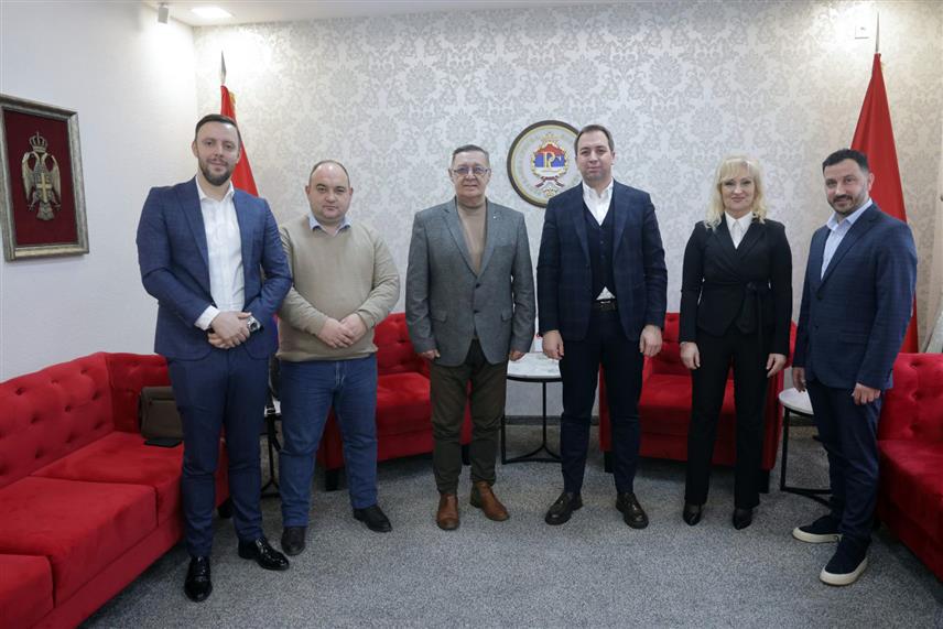 БАЊАЛУКА, 11. ЈАНУАРА /СРНА/ - Општински одбори ДЕМОС-а у Српцу и НДП-а у Челинцу приступили су данас Социјалистичкој партији Српске /СПС/.