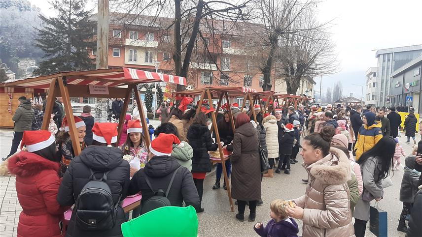 ФОЧА, 11. ЈАНУАРА /СРНА/ - Велики број Фочака свих узраста и њихових гостију уживао је данас на Зимском вашару на Тргу краља Петра који традиционално организује фочански Дјечији вртић "Чика Јова Змај".