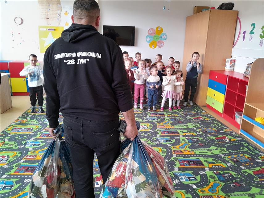 РИБНИК, 11. ЈАНУАРА /СРНА/ - Представници Хуманитарне организације "28. јун" уручили су данас божићне пакетиће за педесетак малишана из предшколске установе "Србија" у Превији код Рибника, који су том приликом извели пригодан програм.