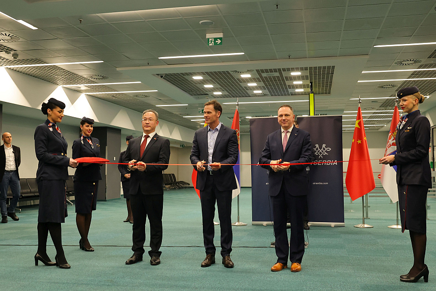 БЕОГРАД 11. ЈАНУАРА /СРНА/ - "Ер Србија" је успоставила директну авио-линију између Београда и кинеског града Шангаја, a свечаном испраћају првог лета "Ер Србије" за Шангај присуствовали су предсједник Србије Александар Вучић, представници Владе, амбасадор Кине у Београду Ли Минг, представници авио-индустрије, сарадници и партнери српске националне авио-компаније и медији.