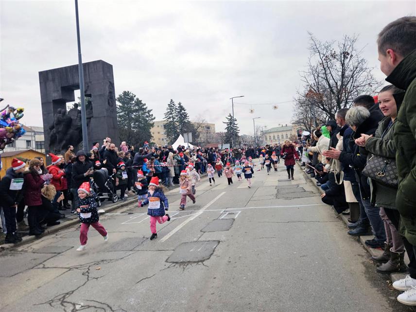 БИЈЕЉИНА, 12. ЈАНУАРА /СРНА/ - Више стотина малишана узраста од четири до 12 година учествовало је данас у трци малих Дједа Мразова у центру Бијељине.

