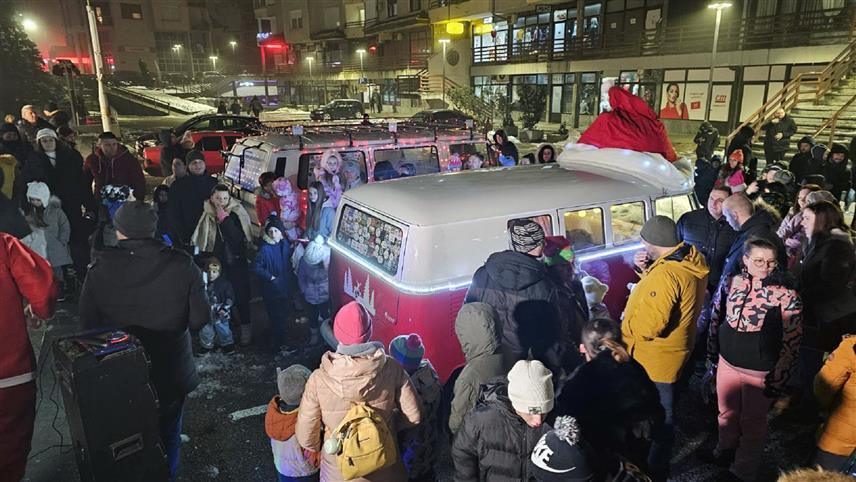 ПРЊАВОР, 12. ЈАНУАРА /СРНА/ - Олдтајмер клуб Прњавор организовао је поводом новогодишњих и божићних празника скуп својих чланова на градском тргу, на којем је најмлађим суграђанима подијељено око 200 пакетића.