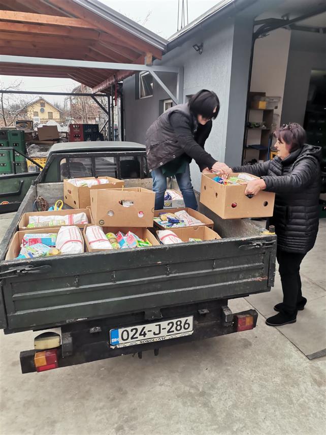 ИСТОЧНО САРАЈЕВО, 13. ЈАНУАРА /СРНА/- Удружење логораша Сарајевско-романијске регије је, поводом божићних празника, подијелило пакете са основним животним намирницама социјално угроженима ове регије, чија је укупна вриједност од 3.500 до 4.000 КМ.	

