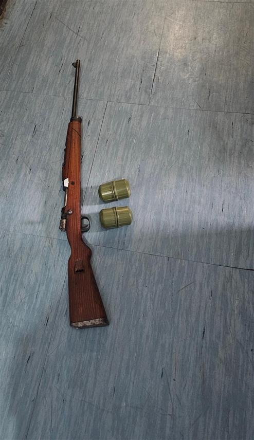 ЗВОРНИК, 13. ЈАНУАРА /СРНА/ - Полиција је ухапсила мушкарац из Зворника чији су иницијали М.М. код којег је пронашла оружје и муницију након што је у једном угоститељском објекту на подручју овог града пријетио гостима и власнику тог објекта.