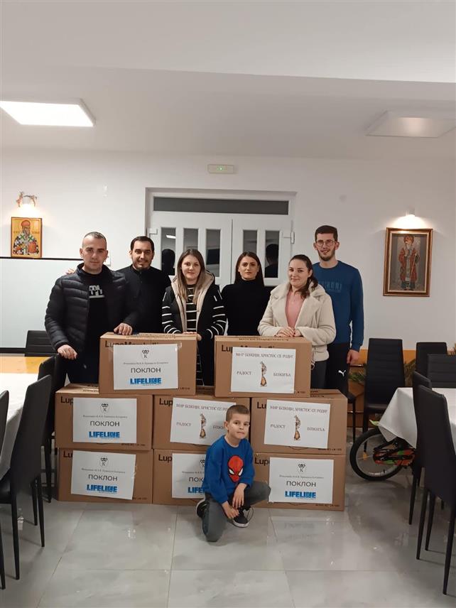 TРЕБИЊЕ, 13. ЈАНУАРА /СРНА/ - Фондација Светог Вукашина Епархије захумско херцеговачке и приморске подијелила је око 250 божићних пакета у оквиру хуманитарне акције коју традиционално организују у општинама широм Епархије.	